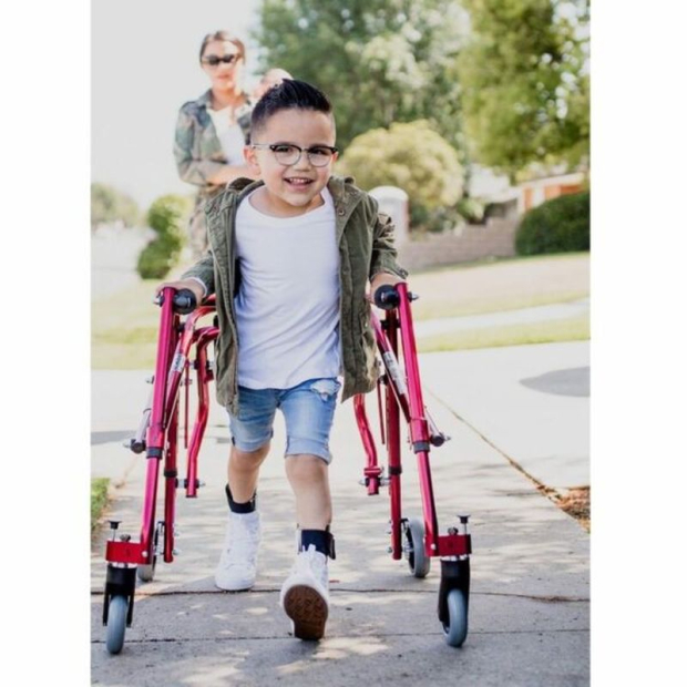 enfant se déplaçant avec le rollator 4 roues nimbo